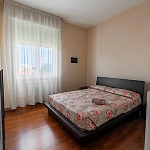 Luxury House Near Train Station Appartamento